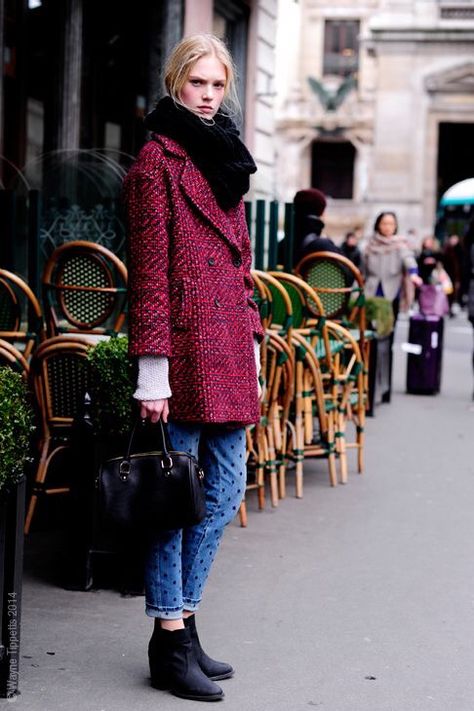 Looking awesone in wool. Plaid Pant, Chanel Tweed Jacket, Street Style Aesthetic, Chanel Tweed, Street Chic, Looks Style, Tweed Jacket, Blue Plaid, Look Fashion