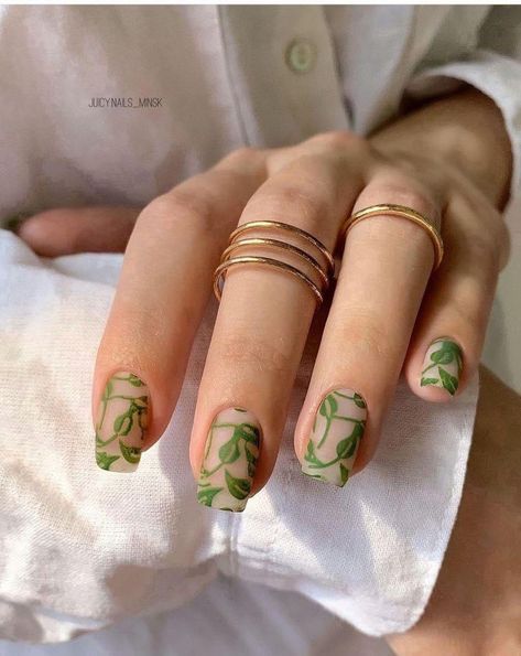 Chic Green Nails, Plant Design Nails, Elven Nails, Retro Nail Art Vintage, Fairy Acrylic Nails, Nature Inspired Nails, Vine Nails, Plant Nails, Cottagecore Nails