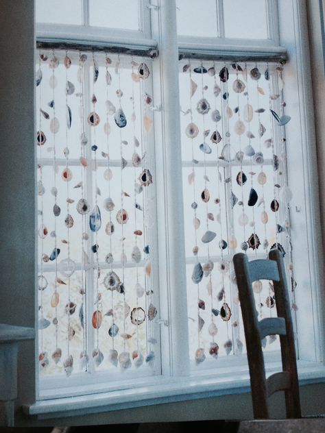 Hand-made shell curtain using rock limpets, whelks and white and black mussel shells Shell Window Hanging, Yachtie Life, Mussel Shell Crafts, Sea Shell Curtain, Floating Crafts, Shell Displays, Shell Curtain, Ocean Diy, Shell Garland