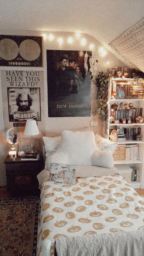 Room Ideas Twilight, Cozy Bookish Bedroom Aesthetic, Twilight Bedroom Ideas, Cozy Harry Potter Room, Fall Themed Bedroom Ideas, London Room Aesthetic, Evermore Room Aesthetic, Marauders Bedroom Aesthetic, Twilight Themed Bedroom