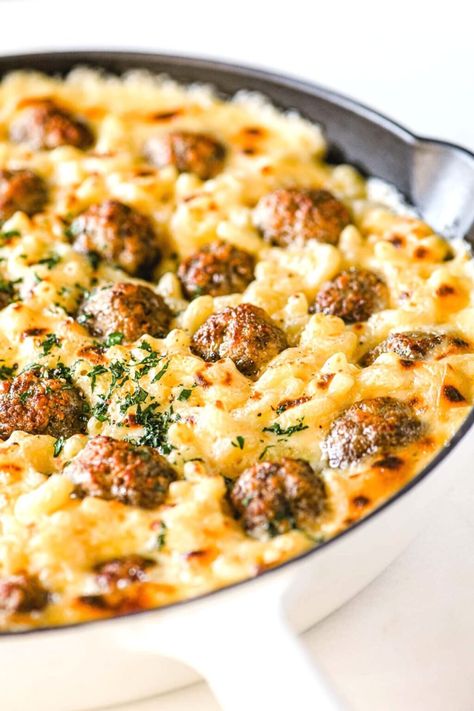 Baked macaroni and cheese with juicy bite sized meatballs is the very definition of comfort food. We bring this easy dinner to the table in a cast iron skillet. Flavored Pretzels, Southern Baked Mac And Cheese, Resep Pasta, Baked Macaroni And Cheese, Creamy Recipes, Eat Beef, Baked Macaroni, Baked Mac, Pasta Shapes