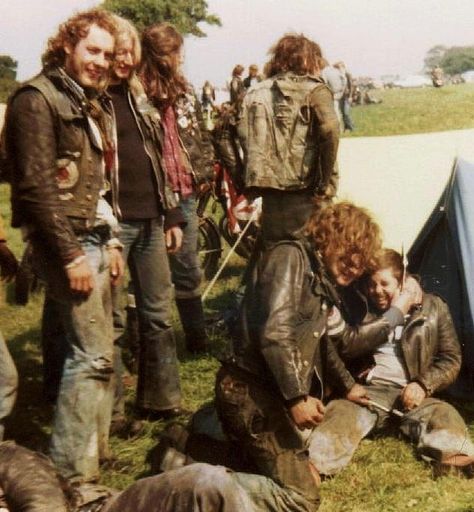 Old School Biker Style, 70s Biker, Old School Biker, Biker Clothes, Biker Photos, Dirty Jeans, Faces Band, Crust Punk, The Catacombs