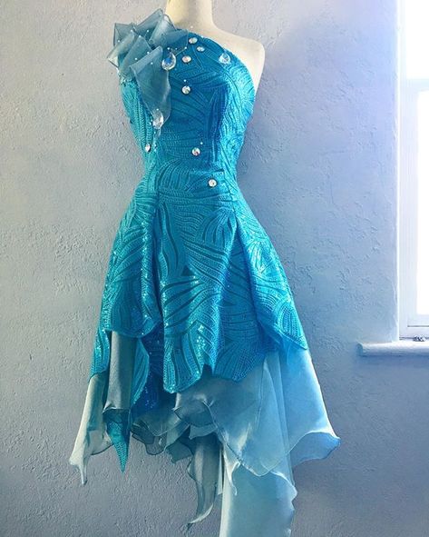 This glammed up #waterfairy is gonna sparkle up like crazy! #silvermist #tinkerbell #disneyfairies #costume #cosplay Blue Fairy Outfit, Water Fairy Costume, Winter Fairy Costume, Blue Fairy Costume, Dr Mundo, Water Dress, Tattoos Outdoors, Frozen Costume Adult, Fairy Costume Diy