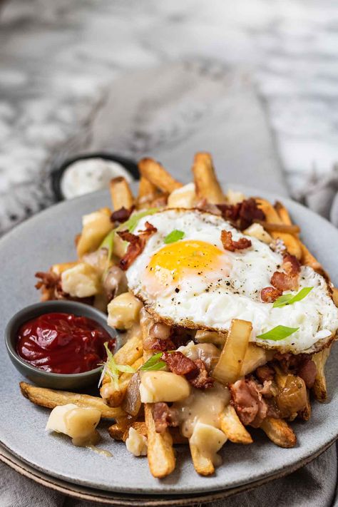 French Fries And Eggs, French Fries And Gravy, Cheese Curds Fried, Breakfast Poutine Recipe, Breakfast Fries, Crispy Baked French Fries, French Fries Homemade, Breakfast Poutine, England Breakfast