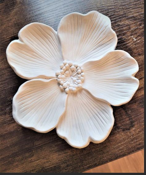 Clay Flower Dish, Easy Clay Ideas Simple, Shell Ceramics, Ceramic Carving Designs, Handmade Ceramics Ideas Pottery, Lera Inspiration, Cement Flowers, Flower Ceramics, Slab Built Pottery