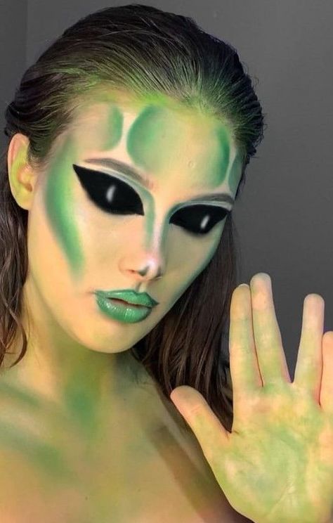 Easy Alien Makeup, Alien Face Paint, Alien Dress, Alien Costume Women, Alien Halloween Makeup, Alien Halloween Costume, Alien Cosplay, Maquillage Yeux Cut Crease, Alien Makeup