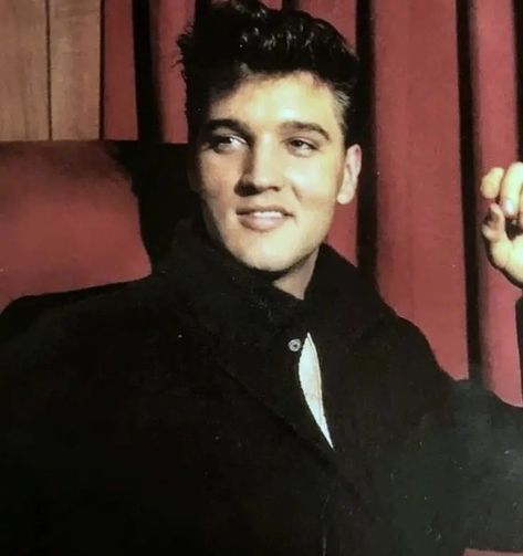 haylee - ELVIS DAYY!! on Twitter: "HAPPY BIRTHDAY TO THE MOST BEAUTIFUL MAN TO WALK THE PLANETTTT KING EP I LOVE U SO!! 🤍 https://t.co/yEIv0jTAw3" / Twitter Elvis Colored Photos, Austin Elvis, I Love Elvis, Elvis Priscilla, Elvis Movie, Easy Guitar Songs, Elvis Photos, Elvis Presley Images, Jailhouse Rock