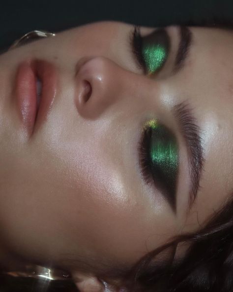 Emerald Eye Makeup, Green Eyeshadow Look, Pure Makeup, Prom Makeup Looks, Makeup Artist Business, Alternative Makeup, Green Makeup, Green Eyeshadow, Cute Makeup Looks