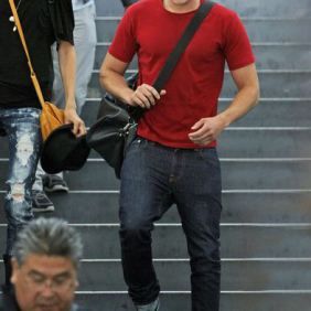 Red Tshirt Outfit, Zac Efron Style, Red Color Outfits, Red Converse Outfit, Zach Efron, Red Shirts, Shirt Outfit Men, Color Outfits, Ashley Johnson