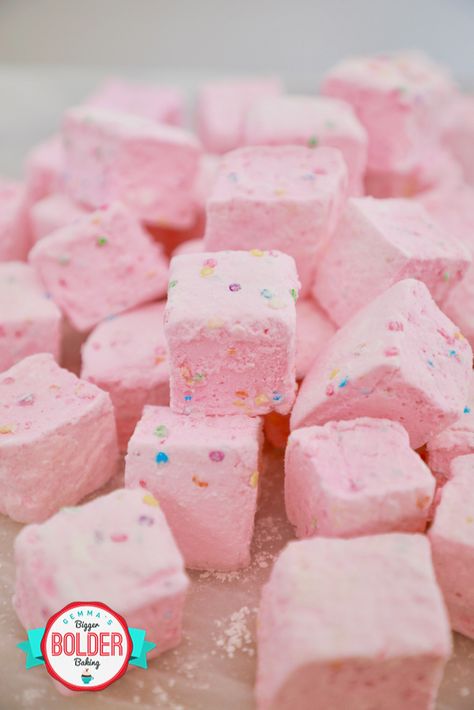 Homemade Birthday Cake Marshmallows (and 2 Other Amazing Flavors!)! A regular marshmallow is a delight — 3 flavored marshmallows (Birthday Cake, Chocolate, and Mint Chocolate Chip) are BOLD. Sweet, light, and oh so delicious, you need to try these. #marshmallows #marshmallowrecipes #flavoredmarshmallows #birthdaycake #smores Cotton Candy Marshmallow Recipe, Portable Desserts, Gemma Stafford, Marshmallow Recipes, Homemade Birthday Cake, Homemade Marshmallow Recipe, Marshmallow Recipe, Flavored Marshmallows, Homemade Marshmallow