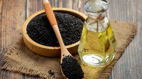 Black seed oil has nutrients essential for hair health. It can reduce dryness and may combat hair loss too. Know how to use black seed oil for hair growth. Cooking With Sesame Oil, Sesame Allergy, Mustard Seed Oil, Benefits Of Black Seed, Oil Substitute, Arroz Frito, Peanut Allergy, Cold Pressed Oil, Fat Soluble Vitamins