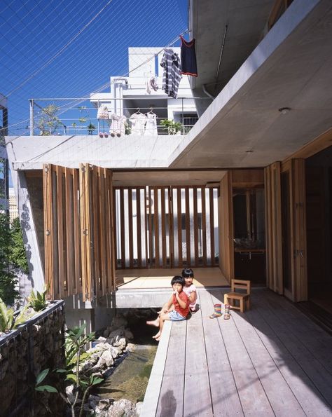 © Kaori Ichikawa Rain Water Collection Diy, Seamless Gutters, Water Barrel, Concrete House, Rain Barrel, Rain Water Collection, Japanese Architecture, Japanese House, Water Conservation