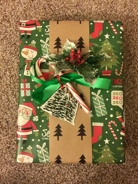 Themed Gift Wrapping Ideas, Fun Present Wrapping Ideas, Christmas Gifts Packaging, Cute Wrapping Paper Christmas, Aesthetic Christmas Wrapping Paper, Christmas Aesthetic Wrapping Paper, Aesthetically Wrapped Presents, Christmas Gift Wrapping Colorful, Creative Gift Wrapping Ideas