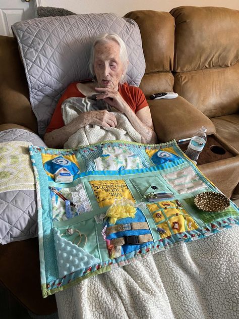 Simply Stefanie Stuff: Fidget Blanket Ideas Cauliflower Chili, Nursing Home Gifts, Alzheimers Activities, Fun Quilt, Sensory Blanket, Fidget Blankets, Fidget Quilt, Lap Quilts, Patchwork Quilt Patterns