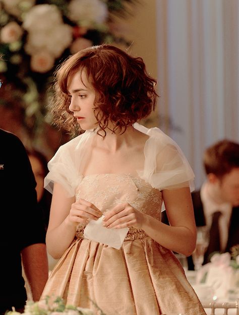 Lily Collins. If I get my hair chopped into a bob, I kind of want to curl the BEJESUS out of it. Love Rosie Movie, Love Rosie, Ugly Dresses, Wedding Movies, Wedding Scene, Teen Choice Awards, Canal No Youtube, Favorite Hairstyles, Lily Collins