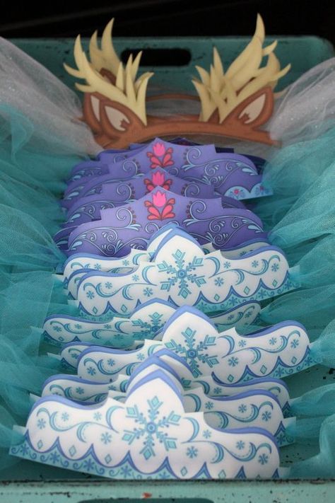 Frozen themed party hats FREE PRINTABLES! Frozen 3rd Birthday, Frozen Fever Party, Frozen Birthday Party Decorations, 4de Verjaardag, Elsa Birthday Party, Frozen Bday Party, Disney Frozen Birthday Party, Disney Frozen Party, Frozen Birthday Theme