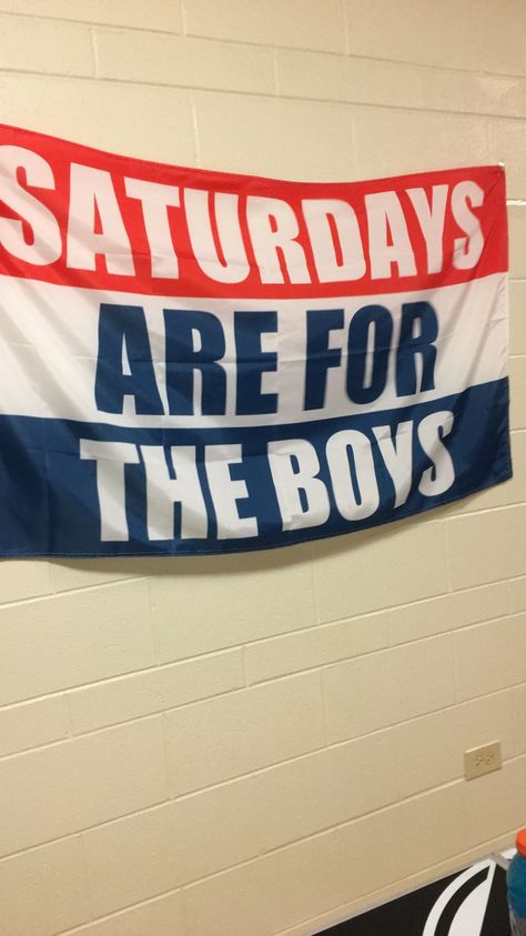 Saturdays are for the boys Story Promt, College Boy Room, Frat Basement, Frat House Decor, Obx House, Kids Hangout Room, Funky Apartment, Saturdays Are For The Boys, Room Flags