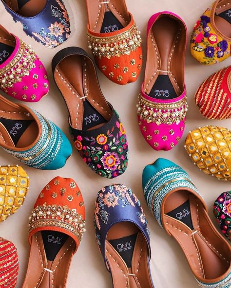 Cute Alarm Clock, Shopping Pictures, Indian Shoes, Pretty Sandals, Bad Time, Design Crochet, Punjabi Jutti, India Culture, Footwear For Women