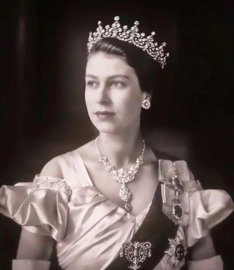 Queen Elizabeth Ii Wallpaper, Queen Eli, Queen Elizabeth Photos, Queen And Prince Phillip, Young Queen Elizabeth, Royal Family Portrait, Rainha Elizabeth Ii, Hm The Queen, Fashion Feminine