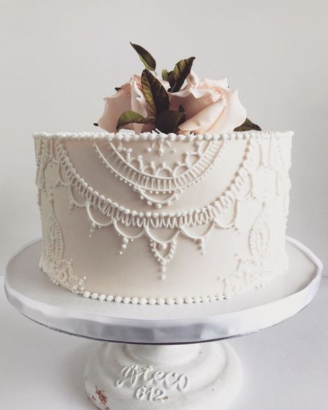 Lace Cake Designs, Royal Icing For Piping, Icing For Piping, Henna Cake Designs, Mandala Cake, Henna Cake, Royal Icing Piping, Vintage Pasta, Icing Piping