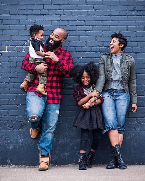 Black Family Portraits, Modern Family Photography, Large Family Photography, Extended Family Photography, Family Photoshoot Outfits, Family Picture Poses, Black Family, Family Photo Pose, Lifestyle Photography Family