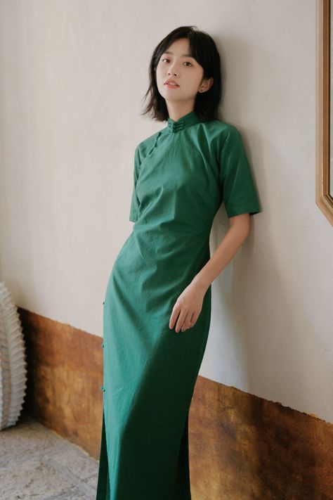 1930s style qipao 旗袍 made of natural cotton and ramie plant fibers create the perfect every dress! In a gorgeous forest green shade, this 30s qipao features vintage half sleeves that create a flattering silhouette, traditional Chinese knot buttons, and lower side slits. Created to be loose around the waist, vintage cheongsams are not as constricting as modern cheongsams making them extremely comfortable for daily wear. The Xiao Senlin 小森林 Little Forest Qipao is versatile piece for layering or to Vietnamese Street Style, Chinese Qipao Traditional, Chinese Modern Fashion, Qipao Dress Modern Chinese Style, Dress China Style, China Outfits Style, Japanese Womens Fashion, Vietnam Outfits, Chinese Dress Traditional