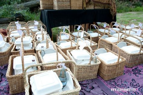 Wedding Picnic Reception, Chic Picnic, Picnic Garden, Basket Picnic, British Wedding, Picnic Style, Garden Picnic, Summer Wedding Outdoor, Picnic Wedding