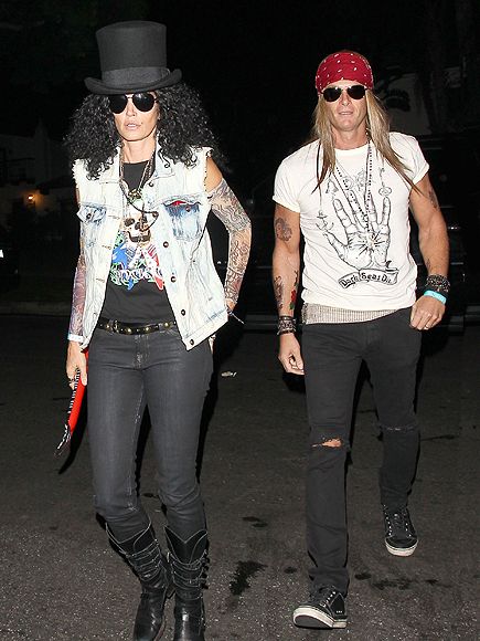 CINDY CRAWFORD & RANDE GERBER AS SLASH & AXL ROSE Celebrity Fancy Dress, Couples Fancy Dress, 80s Dress Up, Rockstar Costume, Rock Costume, 80s Fancy Dress, 80s Party Outfits, Best Celebrity Halloween Costumes, Fancy Dress Halloween Costumes