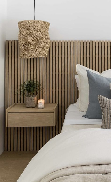 Bed Back Side Wall Design, Woodupp Bedroom, Timber Cladding Bedroom Wall, Bedroom Timber Feature Wall, Wooden Room Decor, Wooden Slats Bed Head, Louvers Bed Back Wall, Ideas Habitacion Matrimonio, Cabecero Mandal Ikea