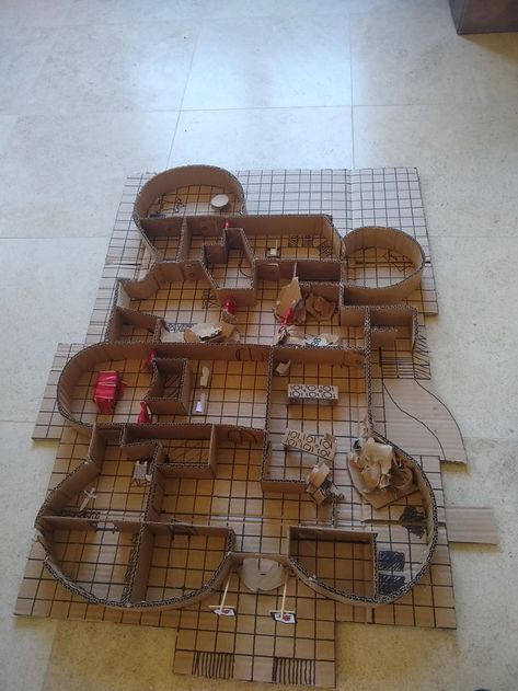 Cragmaw castle built out of cardboard Dnd Paper Craft, Dnd Cardboard Terrain, Diy Dnd Map, Dnd Terrain Diy Cardboard, Dnd Figurines Miniatures, Dnd Figures Diy, Dnd Paper Miniatures, Diy Dnd Miniatures, Diy Dnd Terrain