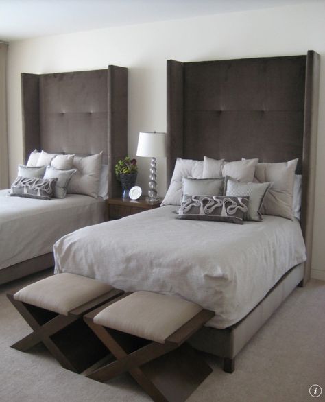 Guest bedroom < 1st floor > Twin Beds Guest Room, Grey Carpet Bedroom, Dramatic Bedroom, Modern Guest Bedroom, Headboard Shapes, Tall Headboard, Twin Bedroom, Design Hotel, Guest Bedrooms