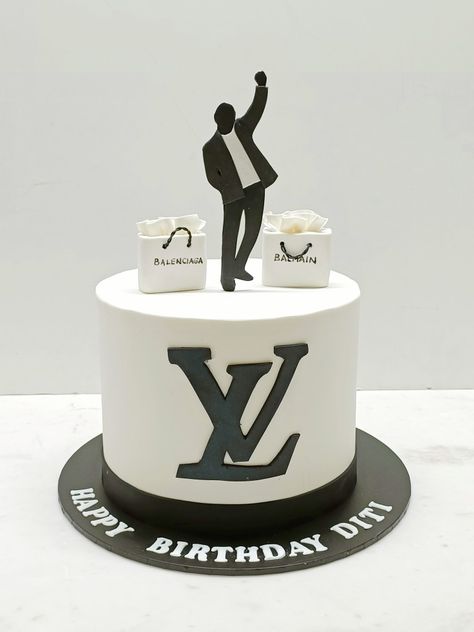 Luxury Birthday Cake For Man, Louis Vuitton Cakes For Men, Cake Dad Birthday, Luxury Cake For Men, Lv Cake, Louis Vuitton Birthday, Louis Vuitton Cake, Cake For Men, Motorcycle Cake