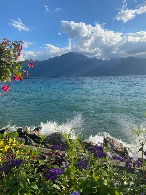 Cool Places On Earth, Amazing Places On Earth Photography, Tanya Core, Calm Pics, Magical Places On Earth, Earth Core, Montreux Switzerland, Earth Photography, Nature Goddess