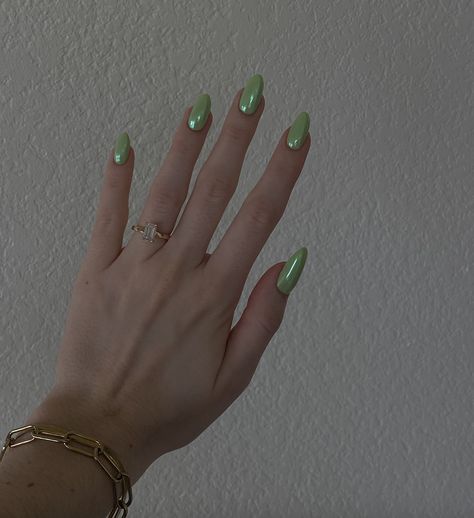 chrome green nails Green Pearl Chrome Nails, Light Green Metallic Nails, Irridescent Nails Green, Light Green Shimmer Nails, Shimmer Green Nails, Pearly Green Nails, Green Crome Nails Design, Green Shiny Nails, Shiny Green Nails