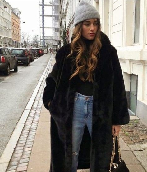 Black Fur Coat Outfit, Faux Fur Coats Outfit, Fur Coat Outfit, Winter Mode Outfits, Black Fur Coat, Beanie Outfit, Black Faux Fur Coat, Trendy Outfits Winter, Coat Outfit