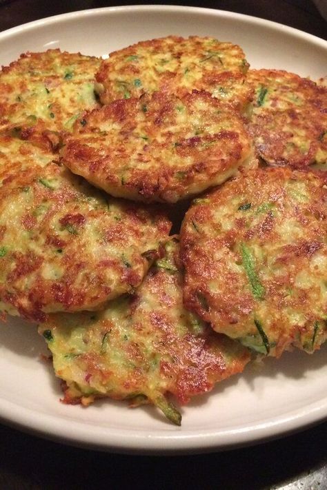 Zucchini Patties Recipes, Zucchini Patties, Grated Zucchini, Zucchini Pancakes, Zucchini Fritters, Veggie Side Dishes, Squash Recipes, Zucchini Recipes, 2 Eggs