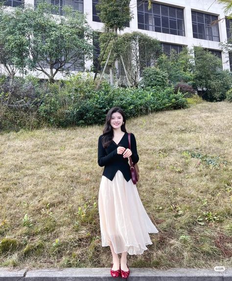 Long Skirt Outfits Korean Style, Long Skirt Outfits Korean, Long Skirt Aesthetic, Long Skirt Formal, Long Skirt Outfit, Photography Memories, Skirt Ootd, Simple Work Outfits, Black Skirt Outfits