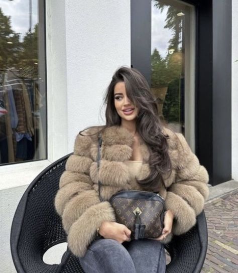 Short Fur Coat Outfit, Short Fur Coat, Fur Coat Outfit, Oversized Sleeves, Real Fur Coat, Winter Fashion Outfits Casual, Fall Fits, Winter Fits, Coat Outfits