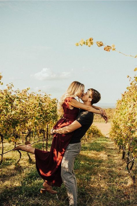 Couple Photoshoot Engagement, Shooting Photo Couple, Vineyard Engagement Photos, Vineyard Engagement, Winery Engagement, Vineyard Photography, Engagement Picture Outfits, Anniversary Photography, Pre Wedding Shoot Ideas