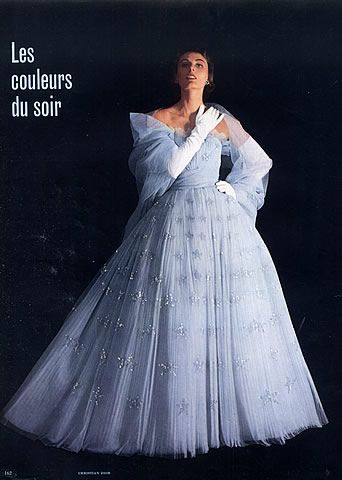 Christian Dior 1951 Evening Gown  #TuscanyAgriturismoGiratola 70s Couture, Fashion 1950, Glamour Vintage, Dior Collection, Fifties Fashion, Dior Vintage, French Fashion Designers, Dior Fashion, Retro Mode