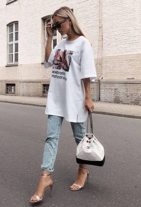 Oversized Summer Outfit, Printed Tshirt Outfit, Oversize Outfits, Tshirt Outfit Summer, Outfit Ideas Oversized, Oversized Tee Outfit, White Tshirt Outfit, Oversized Shirt Outfit, Oversize Tshirt Outfits