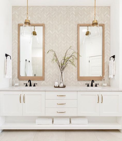 meagan larsen photography on Instagram: “Gorgeous master bathroom with @kamidyerdesign and @perryhomesutah 🙌🏼 . . . #interiordesign #interiordecor #interiordecoration…” Bathroom Vanity Pendant Lighting Over Mirror, Master Bath Pendant Lighting, Pendant Light In Front Of Bathroom Mirror, Pendant Lights In Bathroom Master Bath, Pendant Lights In Bathroom, Bathroom Pendant Lights Over Vanity, Master Bath Vanity, Sink Lights, Bathroom Master