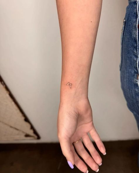 Tattoo Women Butterfly, Outer Wrist Tattoo, Tattoo Ideas For Men Hand, Tattoo For Women Arm, Small Minimalist Tattoo, Arm Tattoo For Women, Women Arm Tattoo, Beatles Tattoo, Classy Tattoo