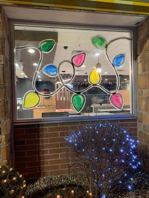 Bedroom Window Painting Ideas, Christmas Art On Windows, Christmas Light Window Painting, Christmas Window Classroom, Window Paint Snowflakes, Ornament Window Painting, Winter Window Art Easy, Window Painting Christmas Easy, Christmas Themed Window Painting