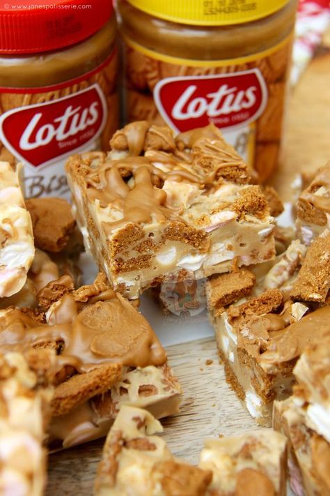 Biscoff Rocky Road, Easy Rocky Road Recipe, Lotus Cake, Rocky Road Fudge, Rocky Road Recipe, Lotus Biscuits, Biscoff Recipes, Janes Patisserie, Tray Bake Recipes