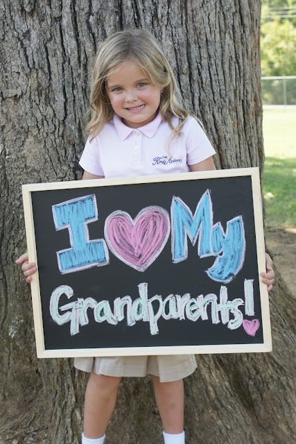 Grandparents love pictures of their grandchildren, but you can add a little something different by having them hold up a sign with “Happy Gr... Grandparents Day Preschool, Grandparents Day Activities, Birthday Presents For Grandma, National Grandparents Day, Grandparents Day Crafts, Presents For Grandma, Happy Grandparents Day, March Crafts, Grandparents Day Gifts