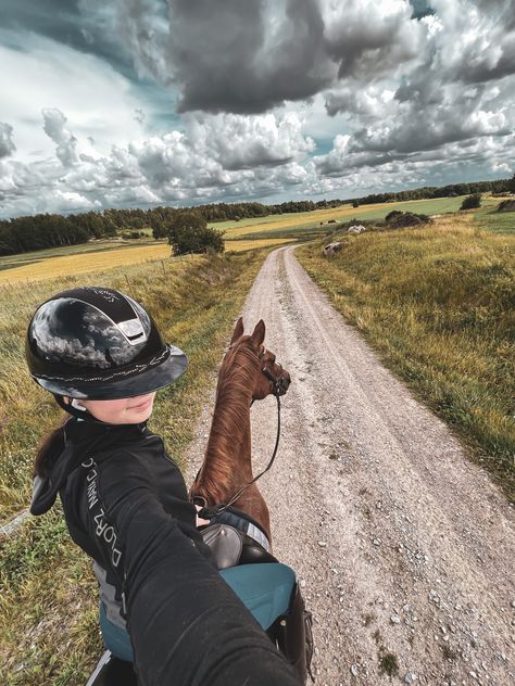 Aesthetic Horse Riding Pics, Equestrian Aesthetic Dressage, Cute Pictures To Take With Your Horse, Selfie With Horse, Horse Riding Dressage, Horse Aesthetic Pictures, Riding Horses Aesthetic, Aesthetic Horse Pictures, Dressage Aesthetic