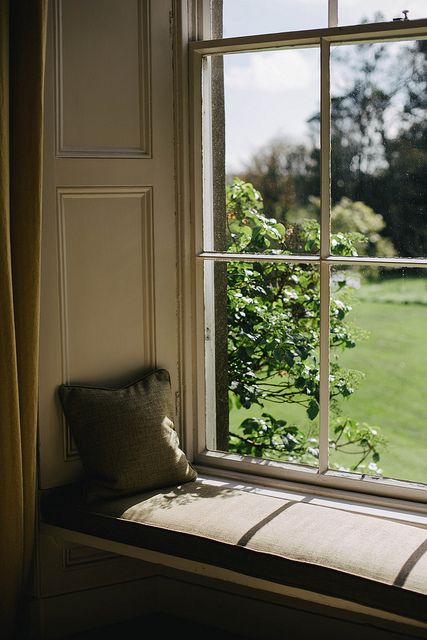 Window Seat Design, Ideas Decoracion, Countryside House, Window View, Through The Window, English Cottage, Window Seat, Design Decor, House Inspo