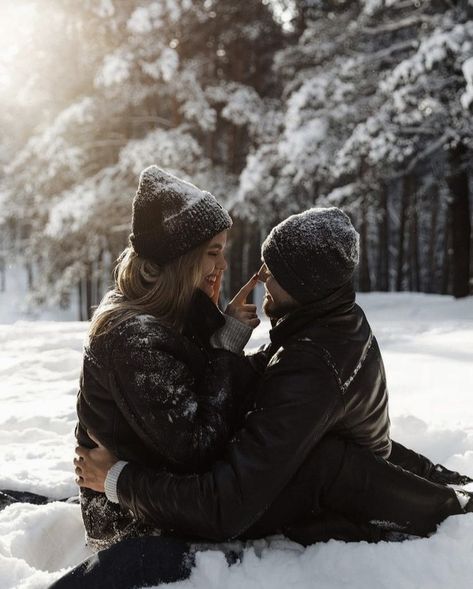 Couple Photo In Snow, Christmas Photo Couple Ideas, Snowy Photoshoot Couple, Snow Photoshoot Ideas Couple, Snow Photography Couples, Couple Picture Ideas Winter, Couples Snow Photoshoot, Engagement Photos In Snow, Snow Couples Photoshoot