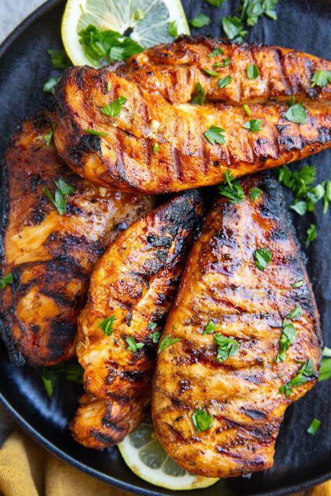 The Best Grilled Chicken Breast recipe with a delicious simple marinade. With a few simple tips and tricks you'll end up with the best tender chicken! Chicken Marinade For The Grill, Best Grilled Chicken Breast, Grilled Chicken Rub, Grilled Chicken Breast Marinade, Chicken And Ribs, Chicken Breast Marinade Recipes, Bbq Meals, Garlic Chicken Breast Recipes, The Best Grilled Chicken